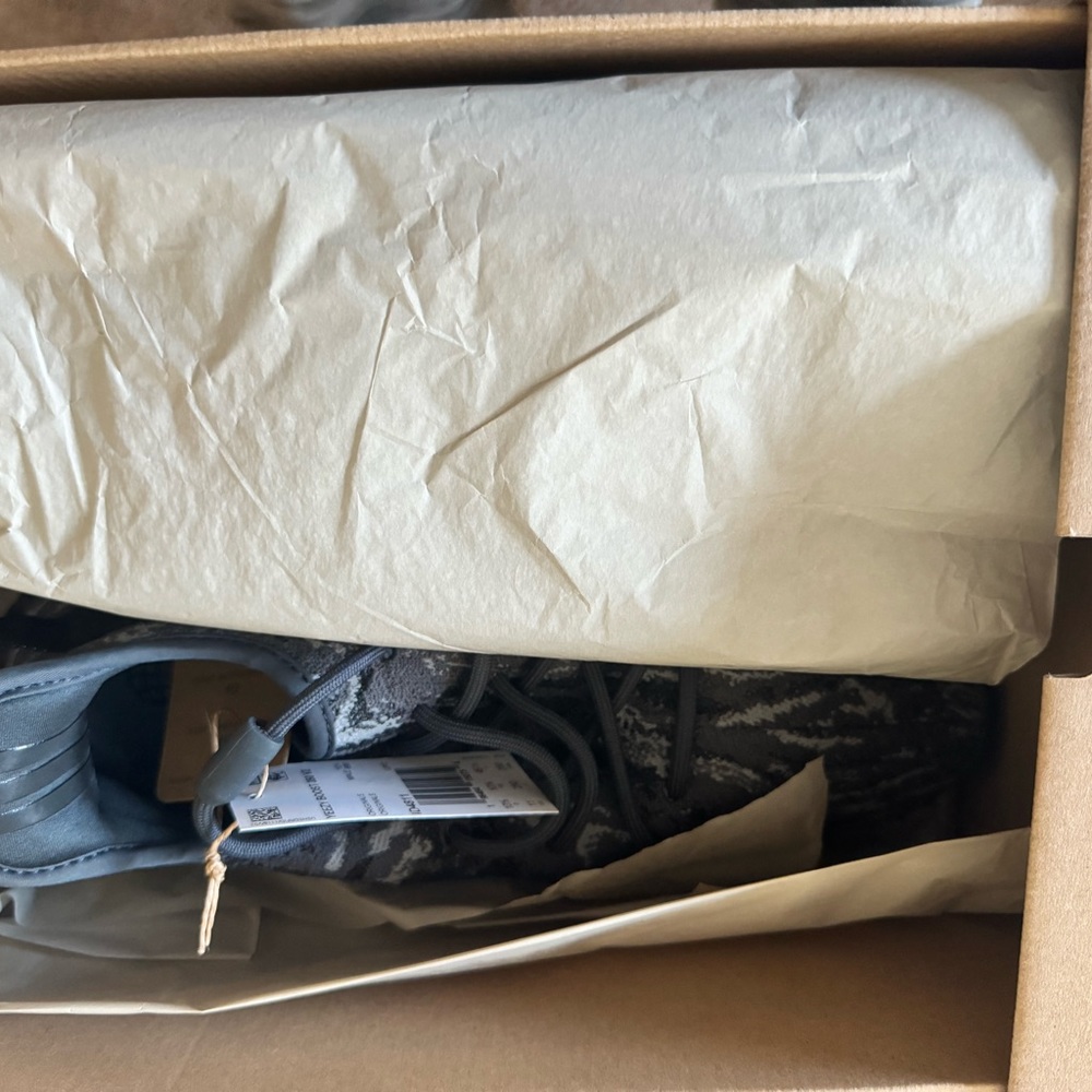 Yeezy boost 350 V2 NIB/NWT size 11 US (never worn and new in box) - Picture 4 of 7